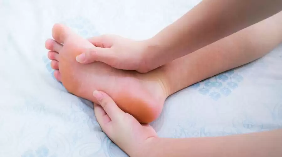 علامات خطيرة في ساقيك تكشف أن الكوليسترول أصبح قاتلاً..  احذر على صحتك