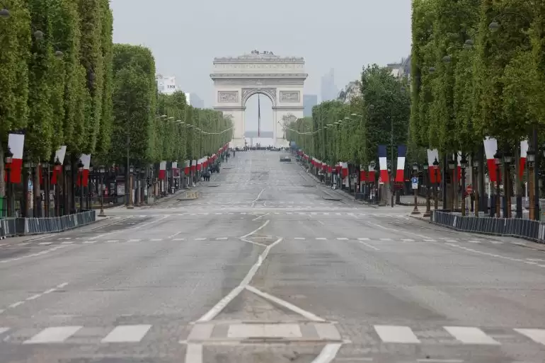 فصل دراسي في الهواء.. تنظيم أكبر مسابقة إملاء في العالم بجادة الشانزليزيه بباريس