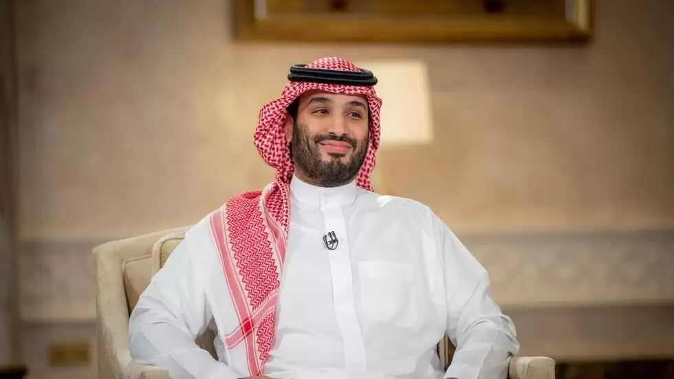 شاهد ولي عهد السعودية اثناء تقبيل يد شقيقة عبدالعزيز بن سلمان