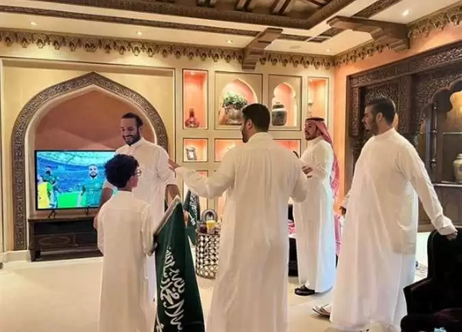  شاهد طريقة احتفال ولي العهد السعودي محمد بن سلمان بفوز منتخب بلاده على الأرجنتين .. صورة من داخل منزلة 