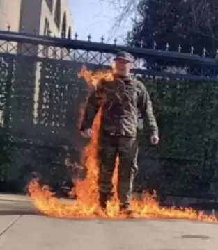وفاة جندي بالقوات الأمريكية بعد ان أحرق نفسه أمام السفارة الإسرائيلية بواشنطن