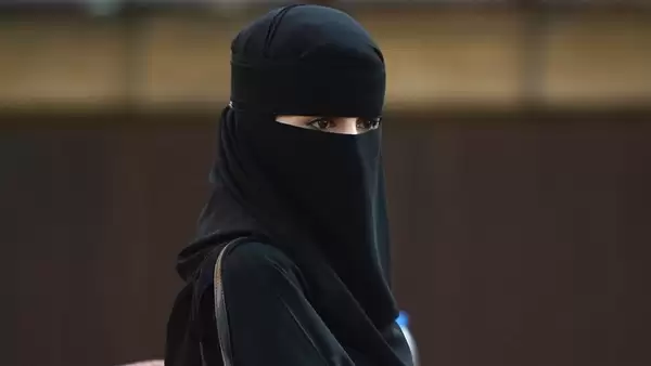 مرأة اجنبية توقع رجال أمن سعوديين في ورطة وتتسبب لهم بكارثة